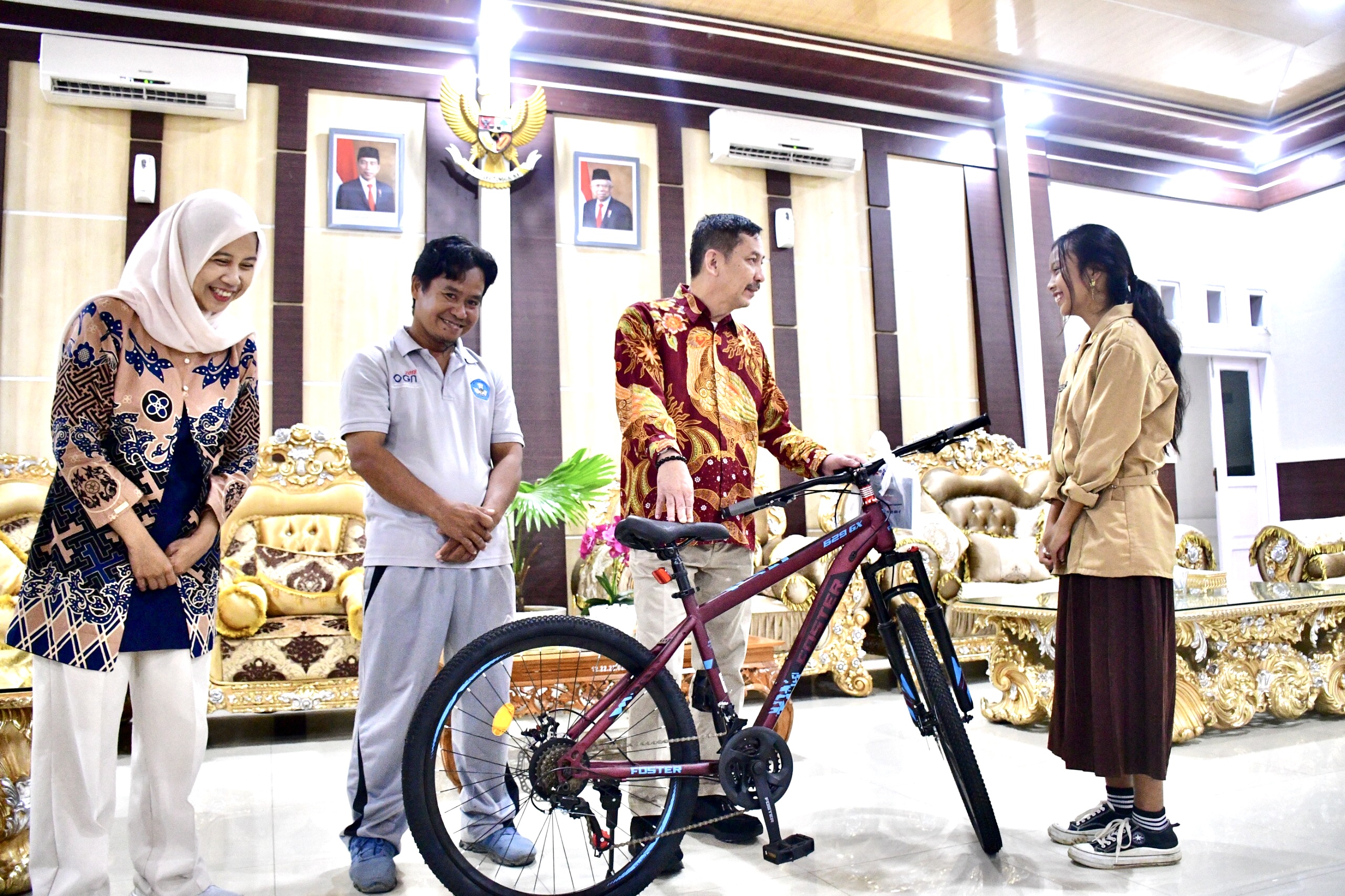 Jalan Kaki 90 Menit ke Sekolah, Firmanza Hadiahi Sepeda Chatarina