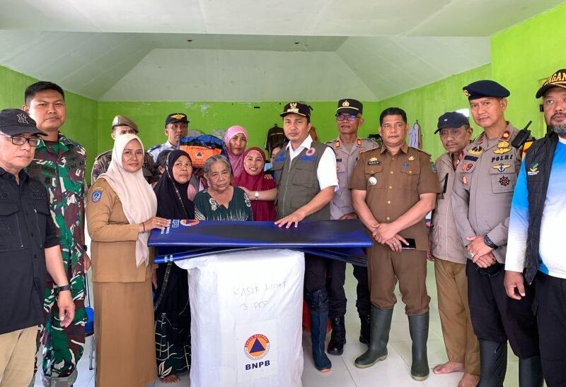 Pemkab Lutra Salurkan Bantuan ke Korban Banjir Malangke