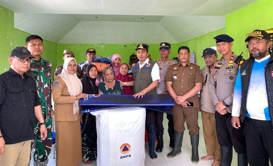 Pemkab Lutra Salurkan Bantuan ke Korban Banjir Malangke