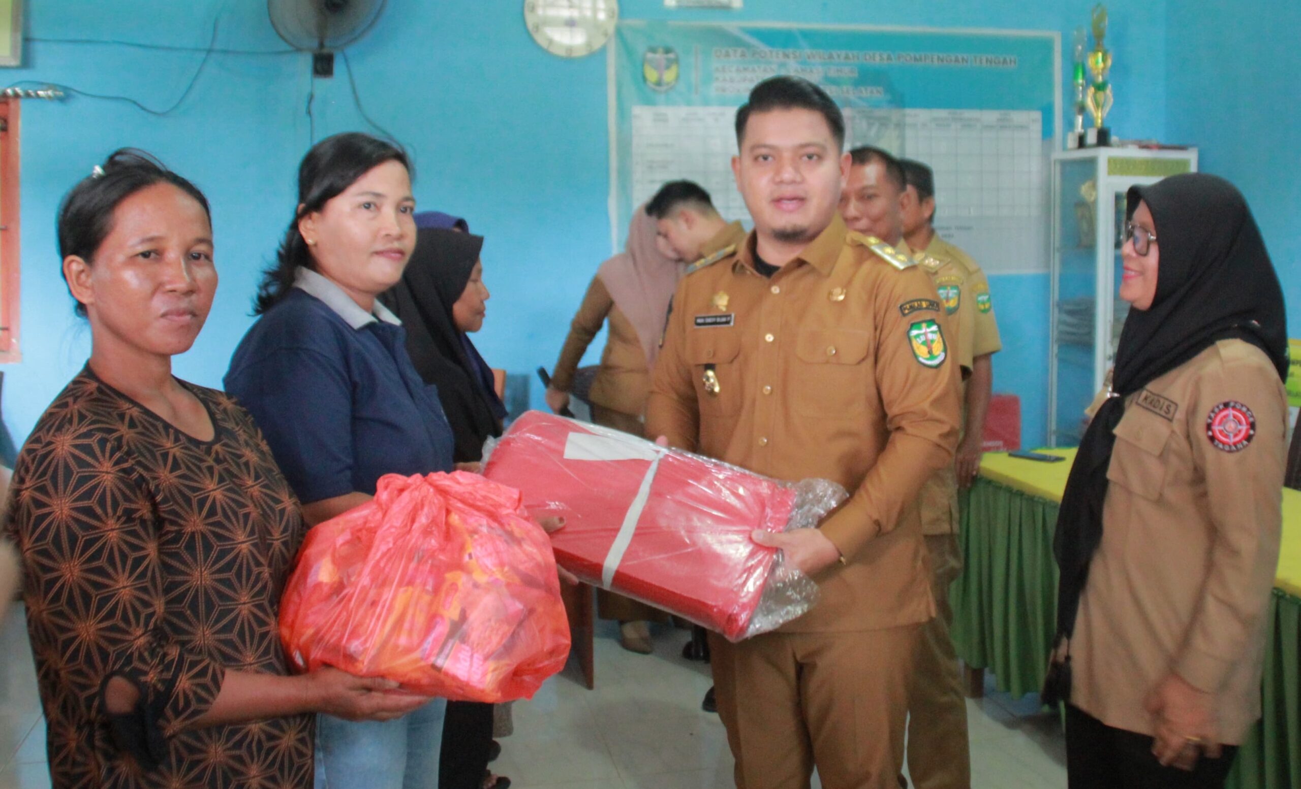 Wabup Luwu Serahkan Bantuan ke Korban Banjir Lamasi Timur