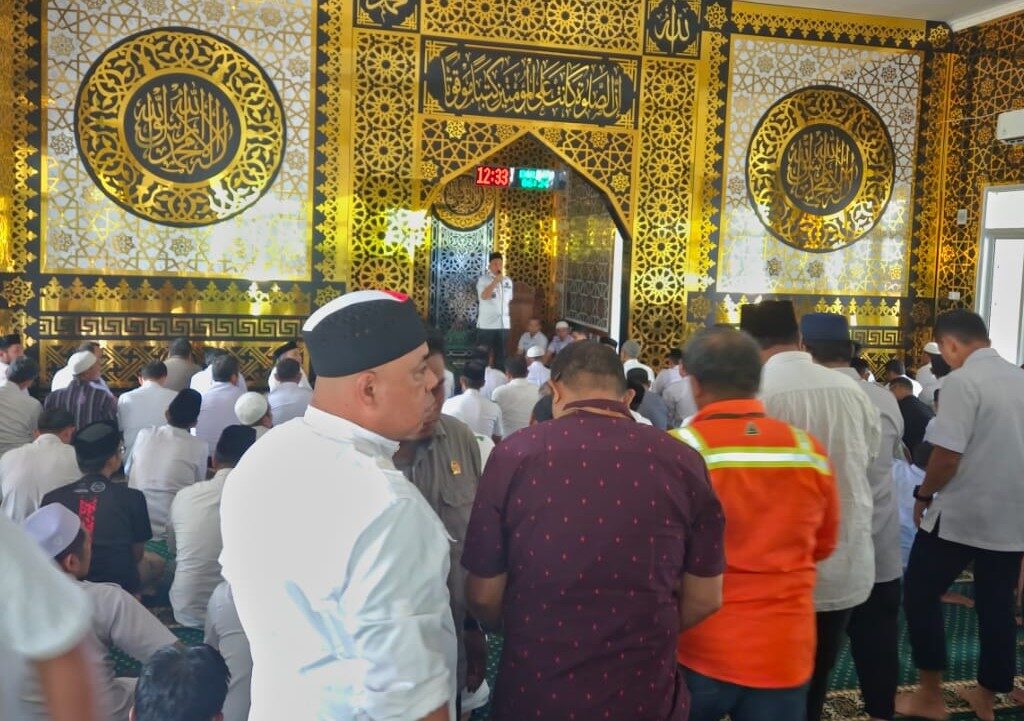 Sehari Setelah SE Salat Berjamaah Dikeluarkan, Masjid DPRD Lutim Dipenuhi Jamaah Sehari Setelah SE Salat Berjamaah Dikeluarkan, Masjid DPRD Lutim Dipenuhi Jamaah