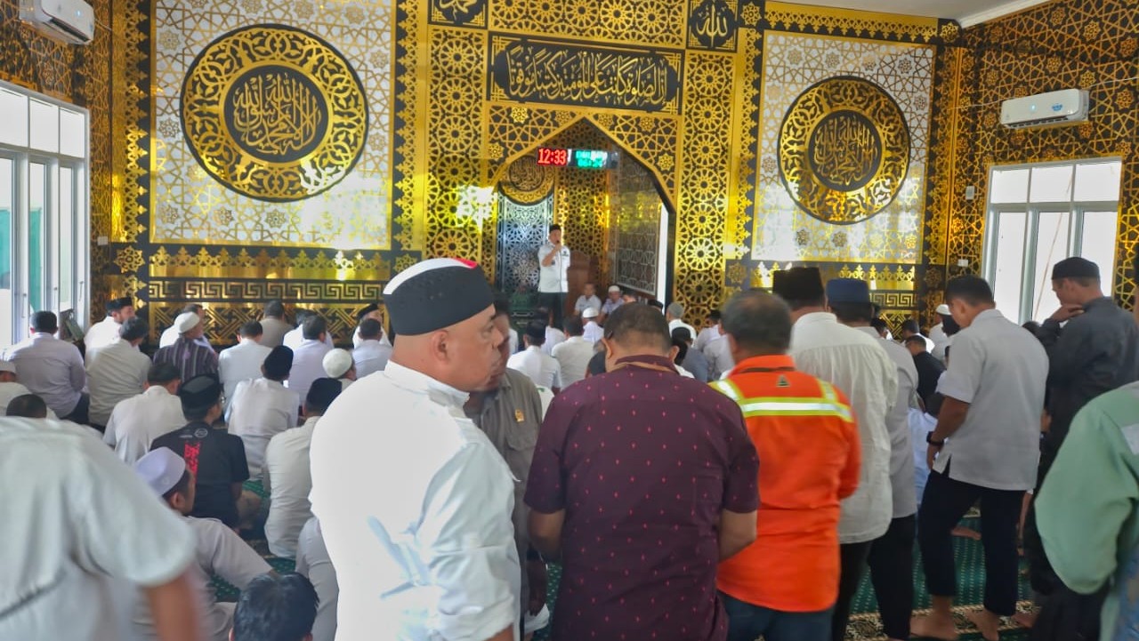 Sehari Setelah SE Salat Berjamaah Dikeluarkan, Masjid DPRD Lutim Dipenuhi Jamaah
