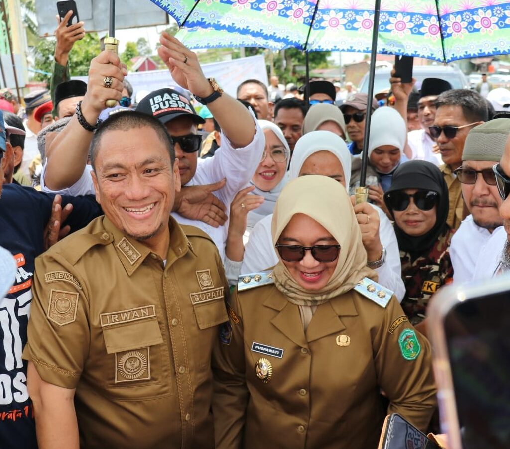 Disambut di Perbatasan, Ibas-Puspa Lalu Diarak ke Malili
