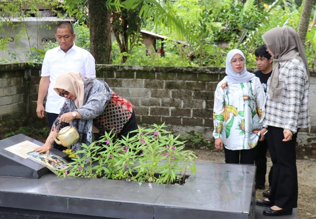 Sebelum ke Lutim, Ibas-Puspa Berziarah ke Makam Thoriq Husler