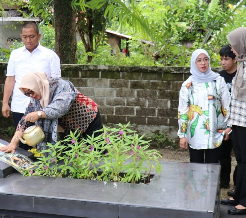 Sebelum ke Lutim, Ibas-Puspa Berziarah ke Makam Thoriq Husler