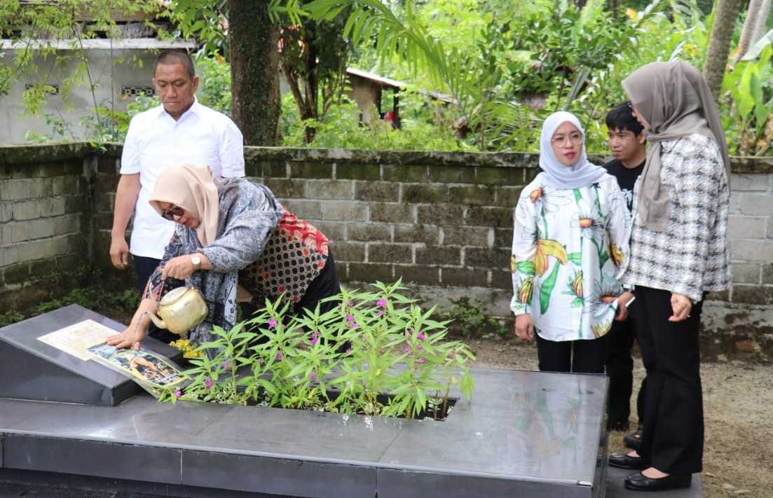 Sebelum ke Lutim, Ibas-Puspa Berziarah ke Makam Thoriq Husler