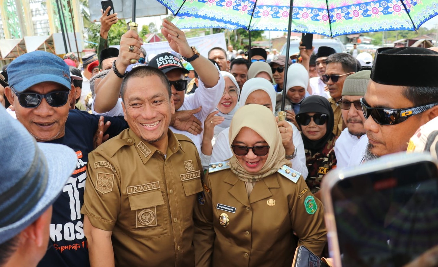 Disambut di Perbatasan, Ibas-Puspa Lalu Diarak ke Malili