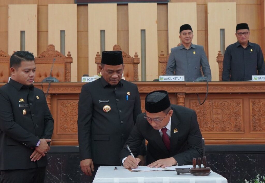 Pemkab Luwu Serahkan LKPJ Tahun 2024 ke DPRD
