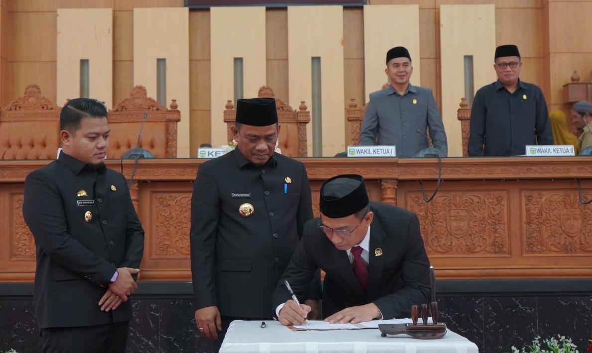 Pemkab Luwu Serahkan LKPJ Tahun 2024 ke DPRD