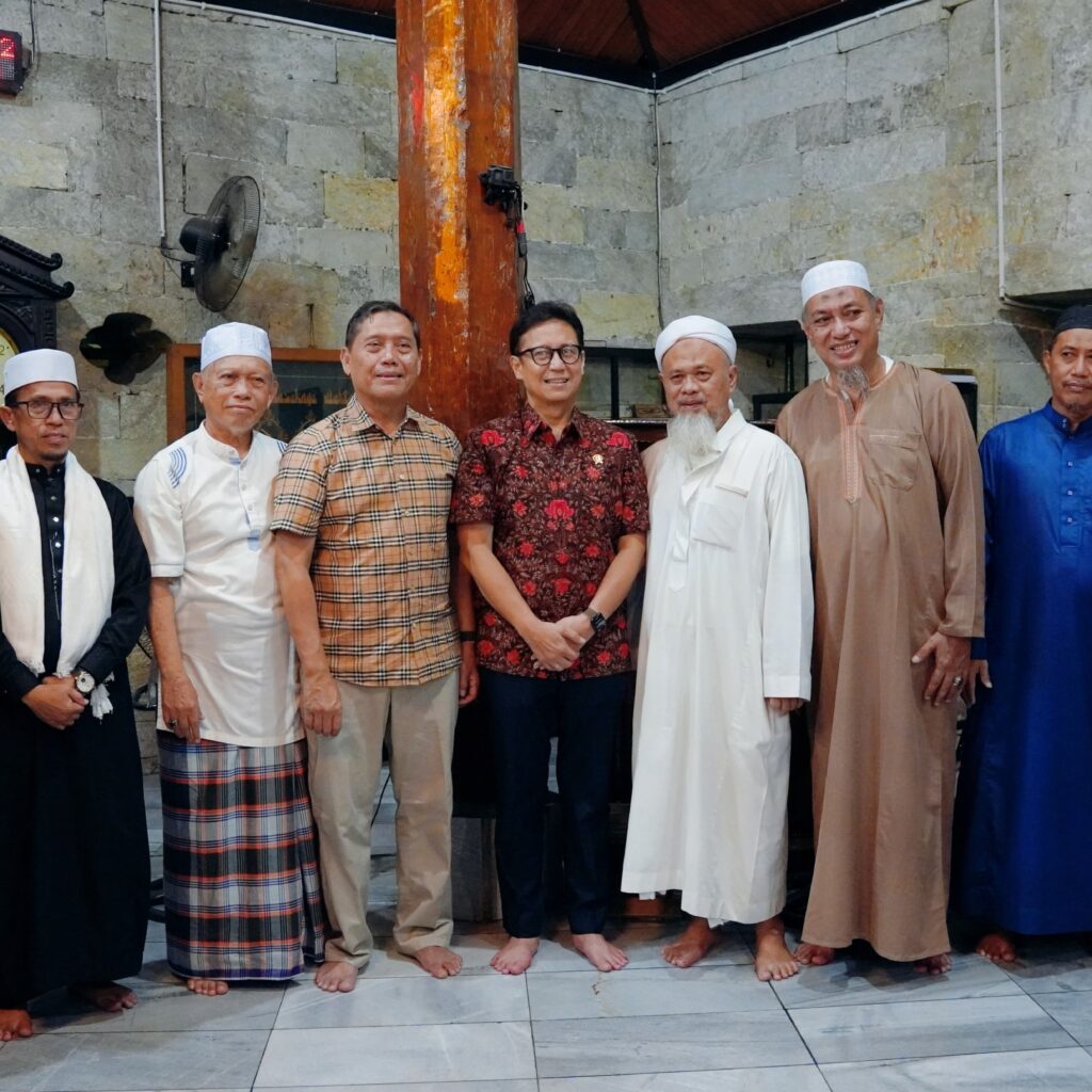 Menkes RI Salat Tarawih Bersama Masyarakat di Masjid Jami Tua Palopo