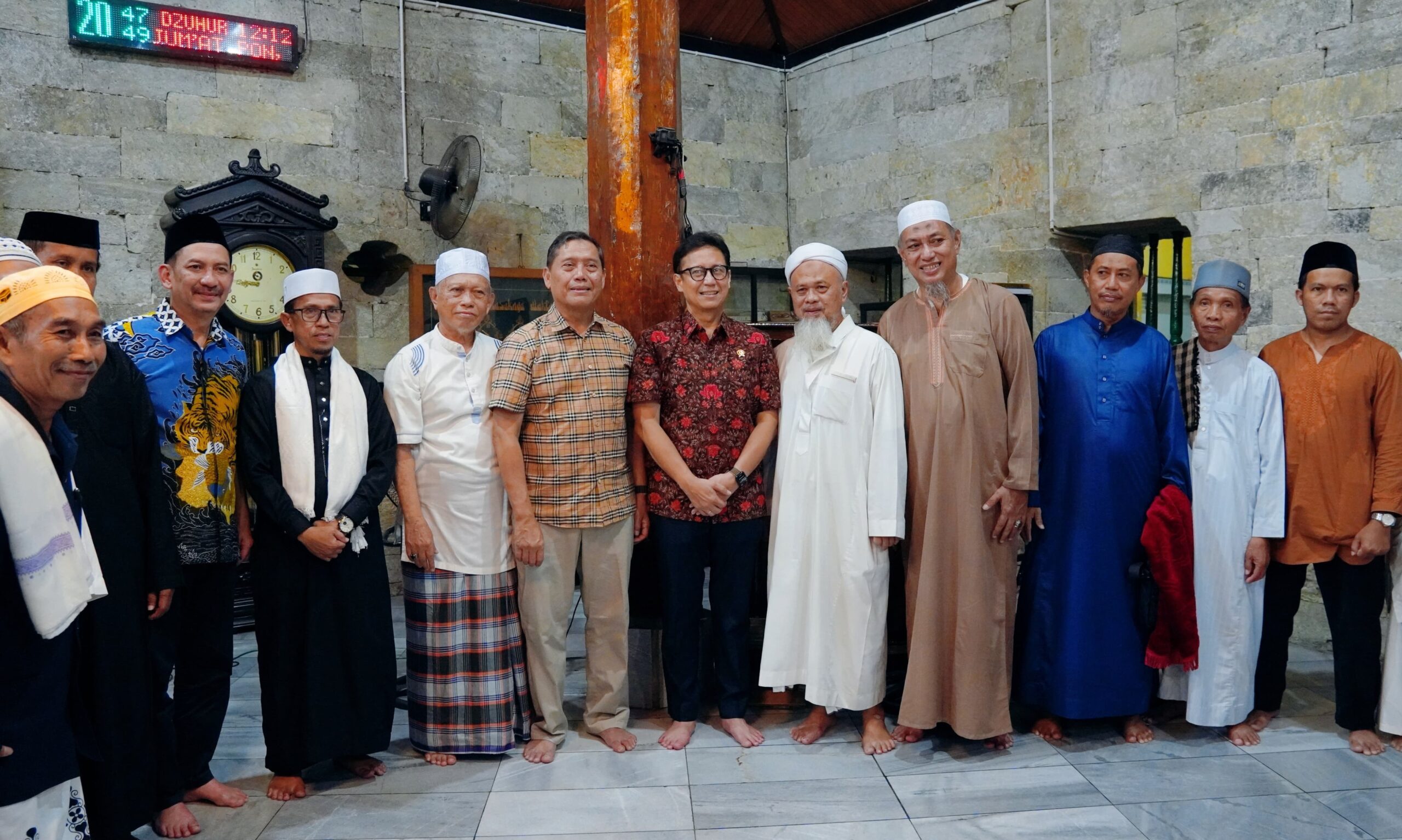 Menkes RI Salat Tarawih Bersama Masyarakat di Masjid Jami Tua Palopo