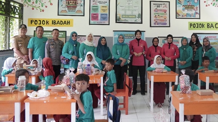 TP-PKK dan Bhayangkari Palopo Gelar MBG di SD Tandung