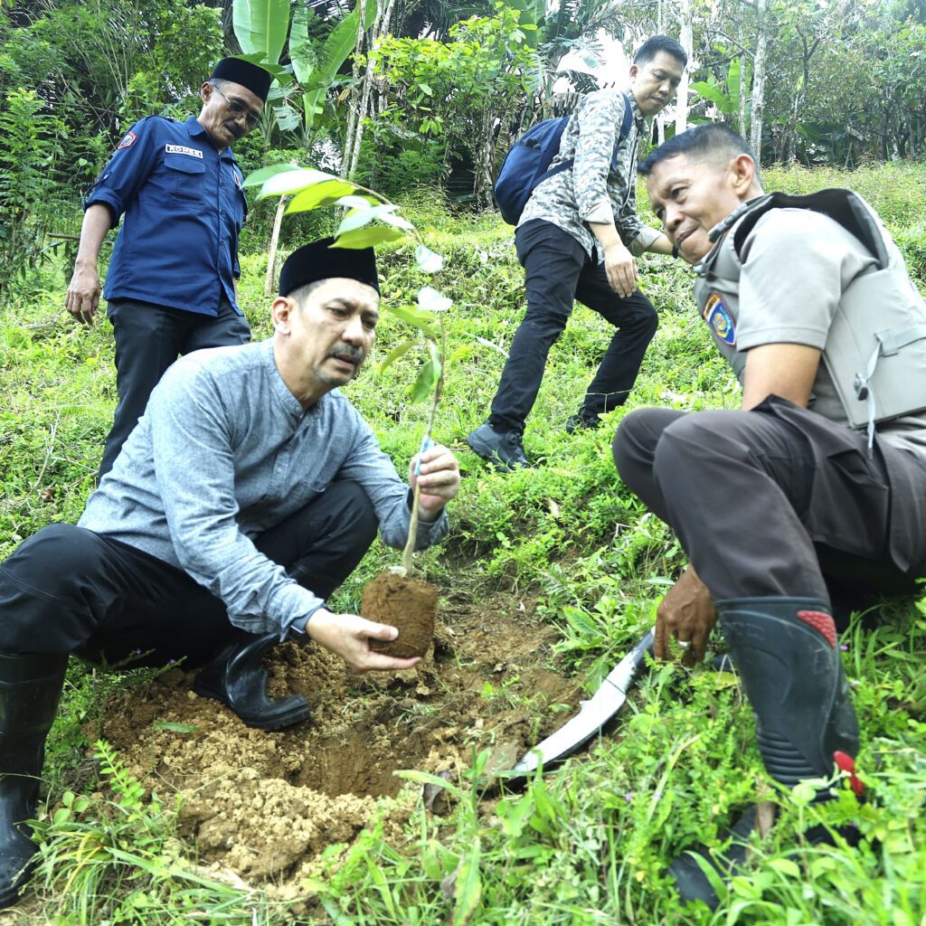 Kunjungi Tandung, Firmanza Ajak Masyarakat Tanam Pohon