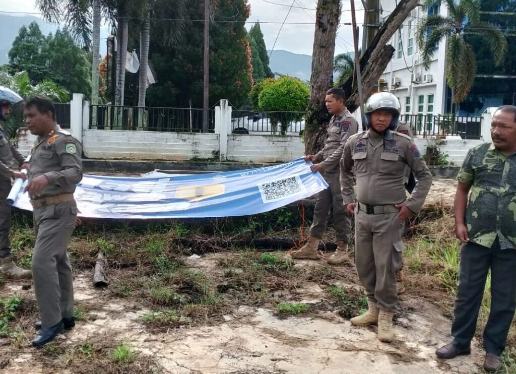 Kembali, Satpol PP Lutim Tertibkan Spanduk dan Baliho Liar