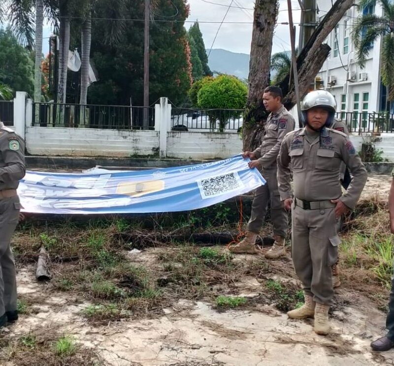 Kembali, Satpol PP Lutim Tertibkan Spanduk dan Baliho Liar Kembali, Satpol PP Lutim Tertibkan Spanduk dan Baliho Liar