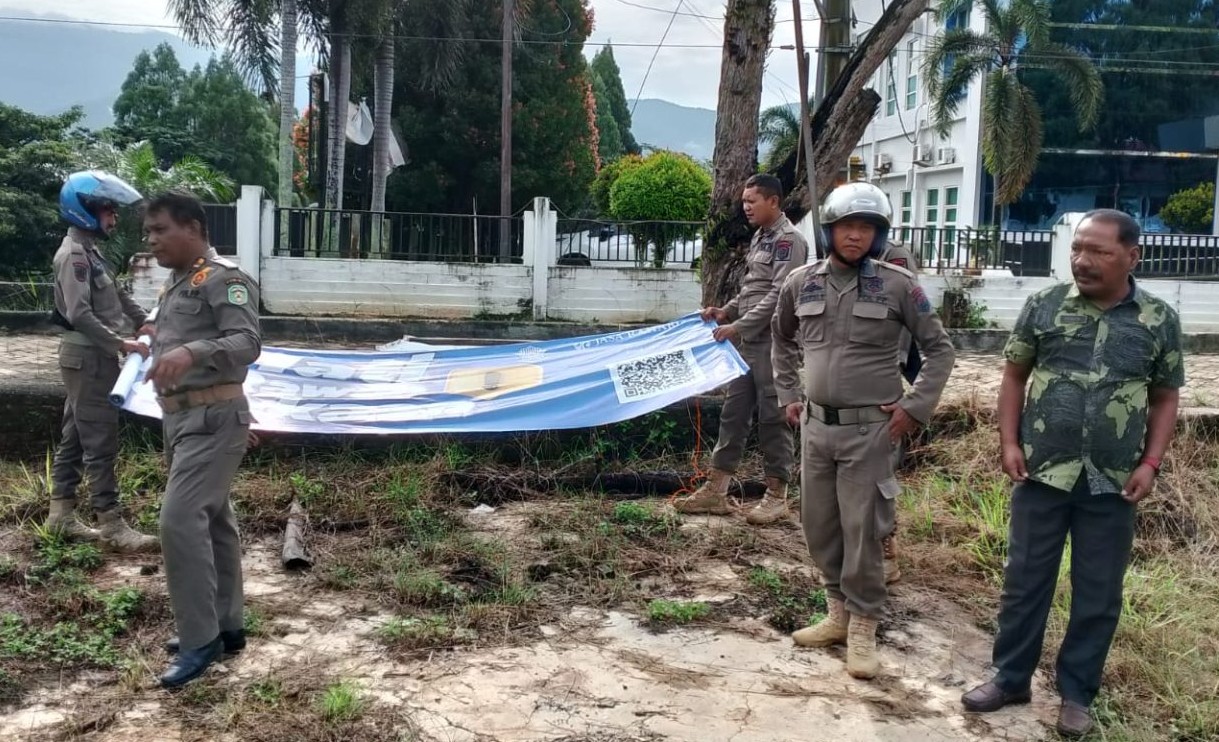 Kembali, Satpol PP Lutim Tertibkan Spanduk dan Baliho Liar