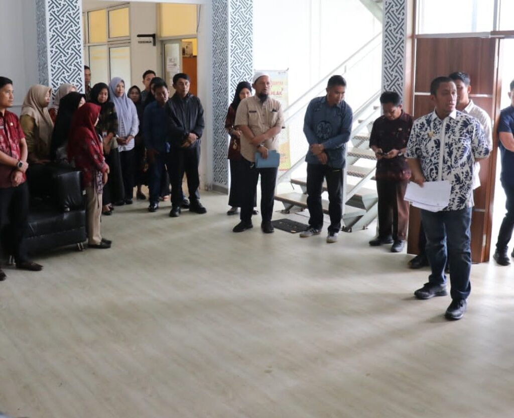 Bupati Lutim Siapkan Sanksi Tegas ke Pegawai yang Keluar Saat Jam Kerja