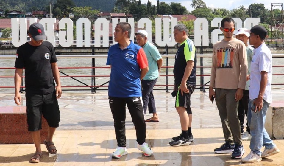 Olahraga Pagi, Ibas Sempatkan Pantau Kebersihan Kota Malili