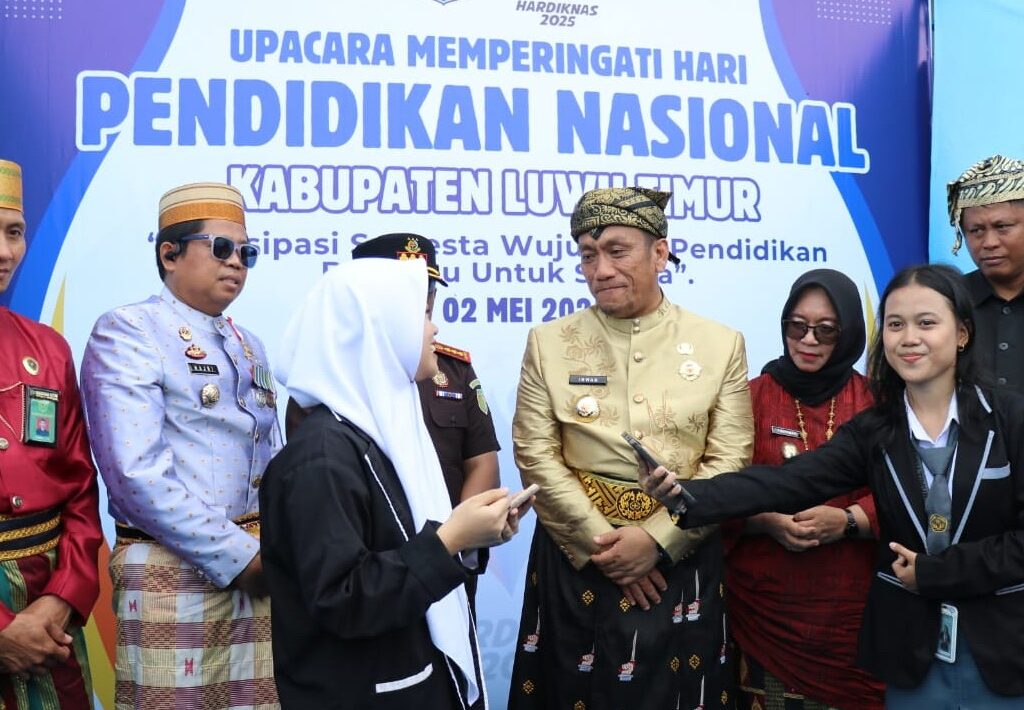Tenaga Pendidik di Lutim dapat Kado dari Bupati pada Peringatan Hardiknas 2025
