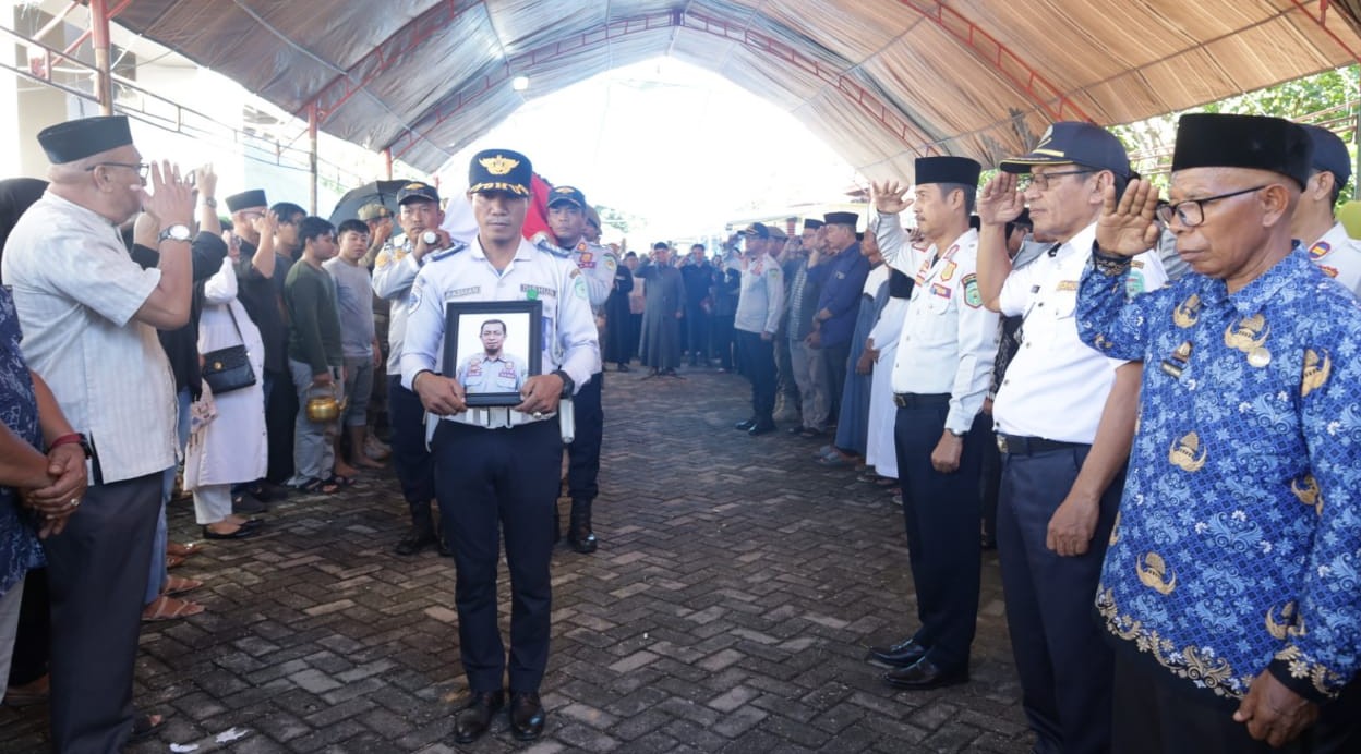 Lepas Jenazah Adik Wabup Lutim, Bupati: Terima Kasih atas Dedikasinya untuk Lutim