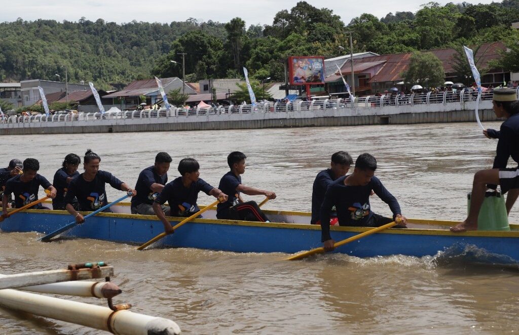 Wabup Lutim Buka Lomba Perahu Dayung di Malili