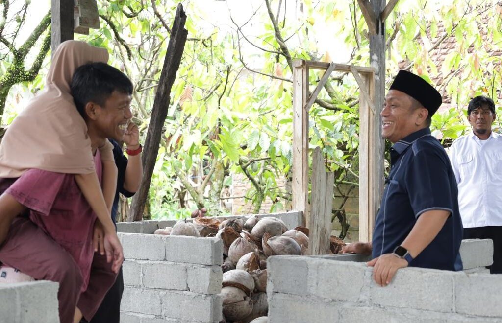 Bupati Lutim Apresiasi Honorer Lumpuh yang Tetap Semangat Bekerja