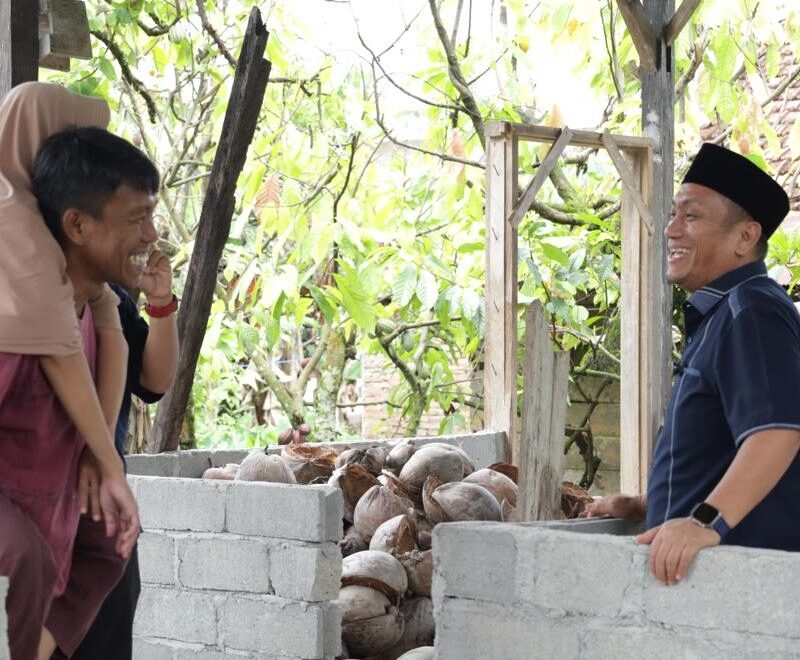 Bupati Lutim Apresiasi Honorer Lumpuh yang Tetap Semangat Bekerja