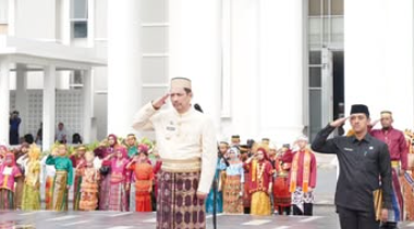 Peringati Hardiknas, Pejabat Kota Palopo Kompak Pakai Baju Adat