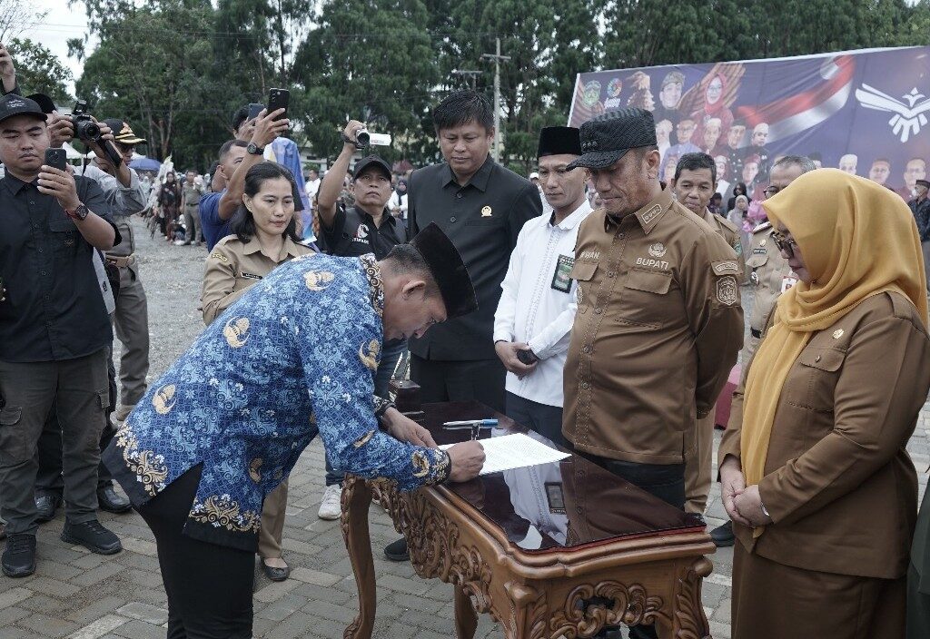 Pertama dalam Sejarah, Lutim Serahkan Ribuan SK Pengangkatan