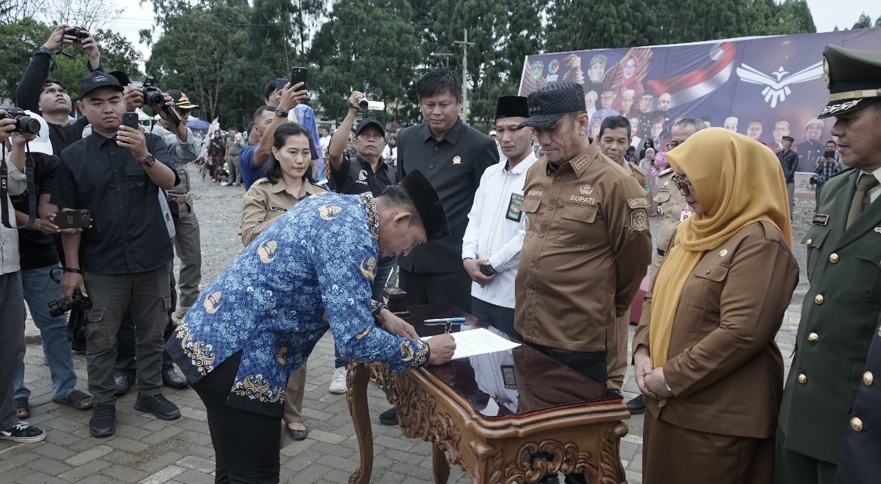 Pertama dalam Sejarah, Lutim Serahkan Ribuan SK Pengangkatan
