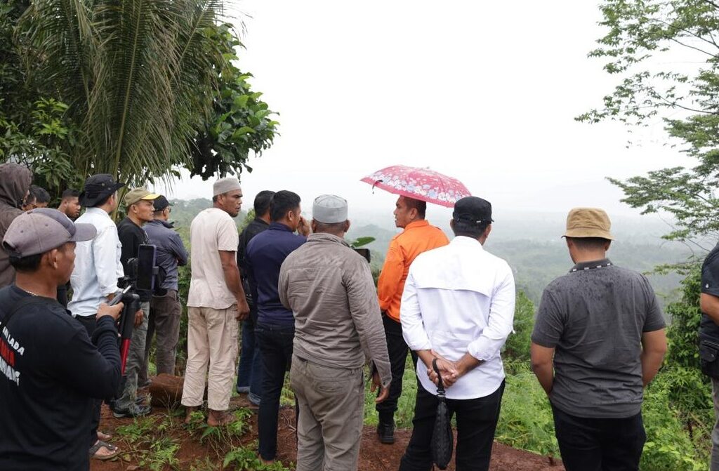 Kunjungi Kebun Masyarakat, Bupati Lutim Janji Carikan Solusi