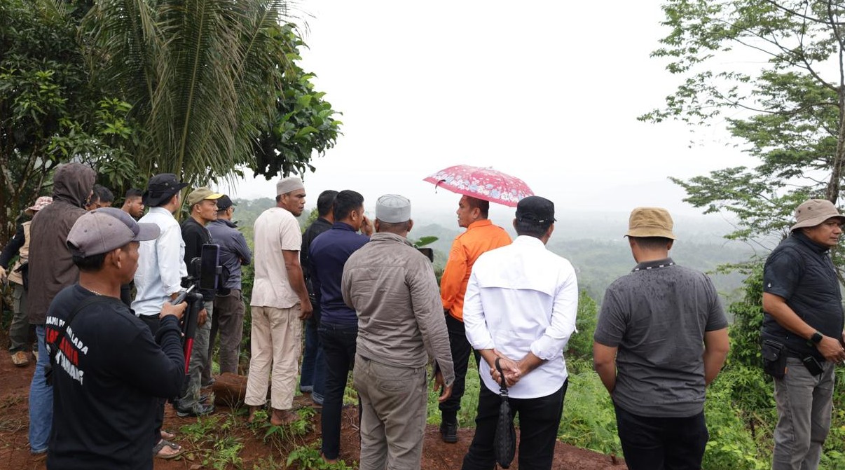 Kunjungi Kebun Masyarakat, Bupati Lutim Janji Carikan Solusi