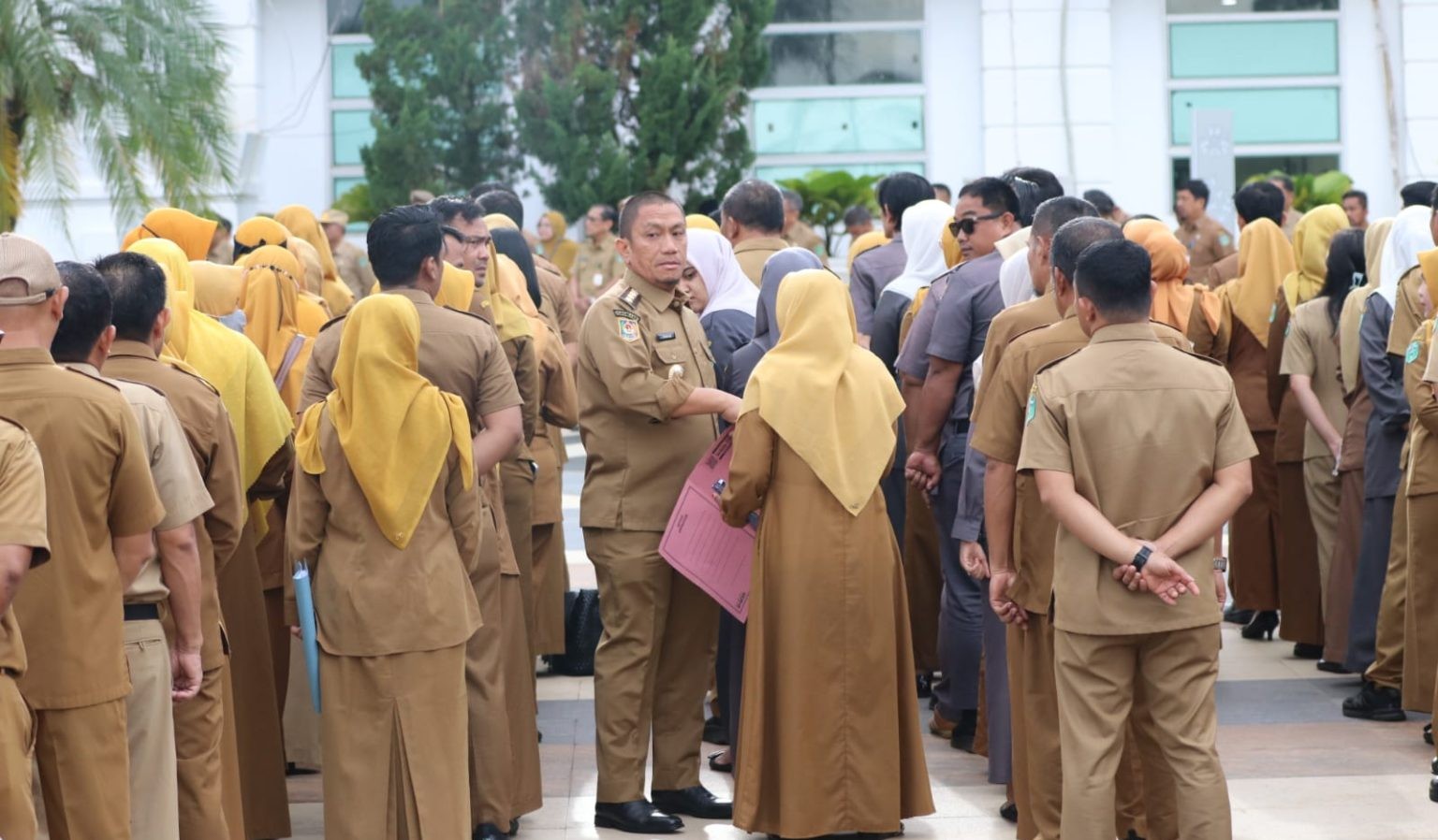 Sidak Apel Pagi, Bupati Lutim Temukan Pegawai Main Handphone