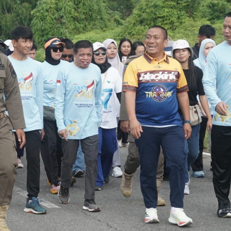 Bupati Lutim Lepas Jalan Santai Harganas 2025