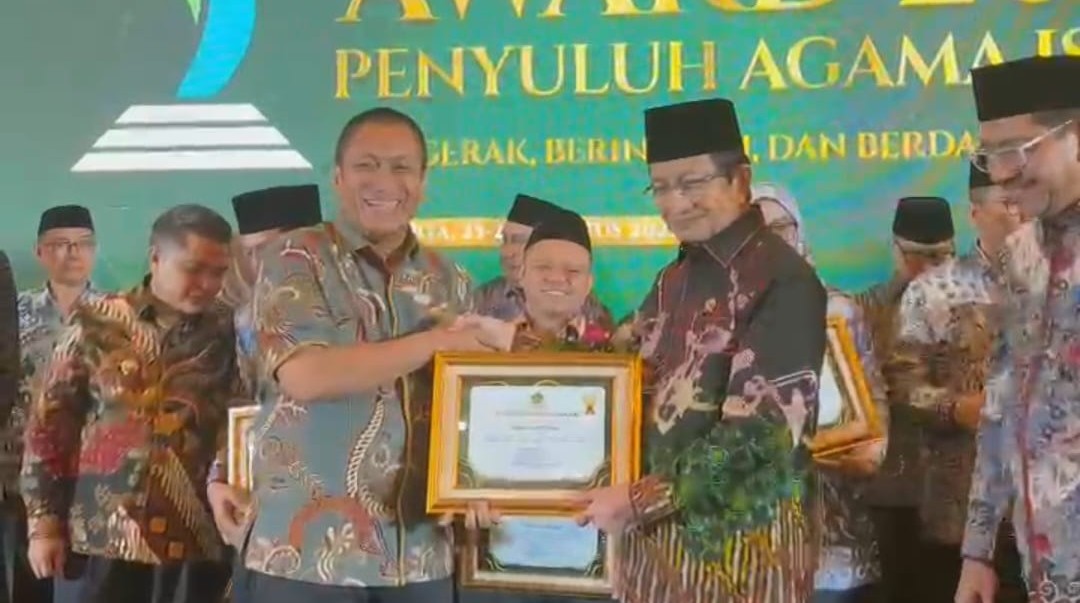 Bupati Lutim Raih Penais Award dari Kementerian Agama RI