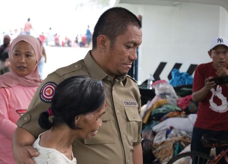 Kebakaran Hanguskan Puluhan Rumah di Sorowako, Bupati Turun Berikan Bantuan