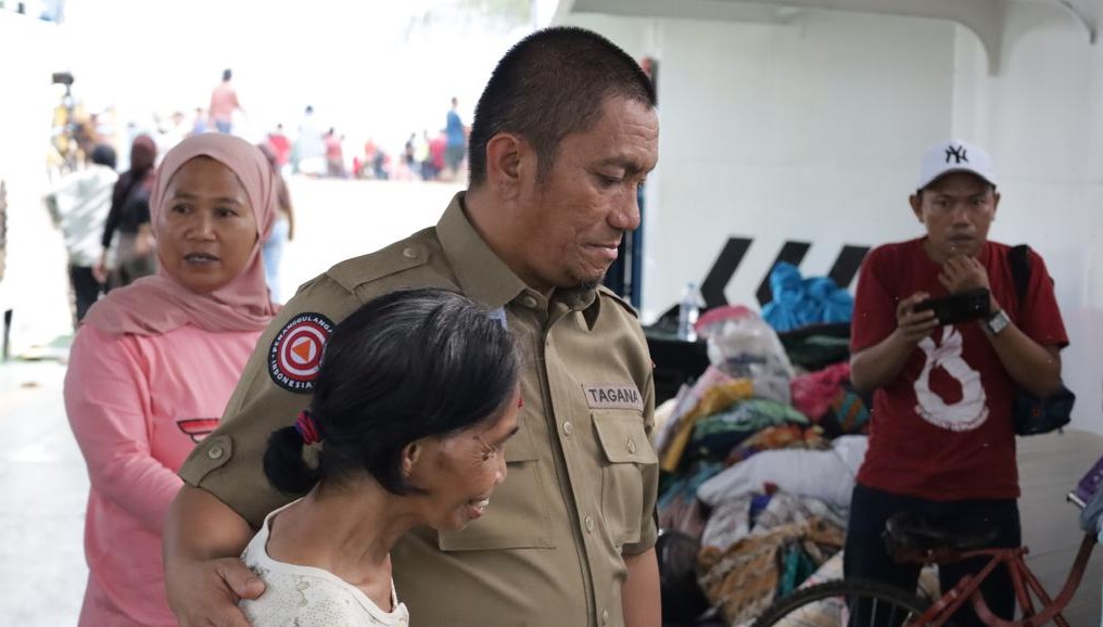 Kebakaran Hanguskan Puluhan Rumah di Sorowako, Bupati Turun Berikan Bantuan