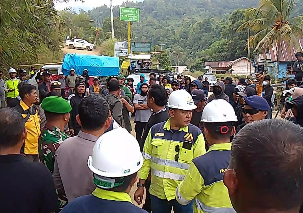 Aliansi Anak Adat Ranteballa Blokade Jalan Masuk PT. Masmindo di Luwu