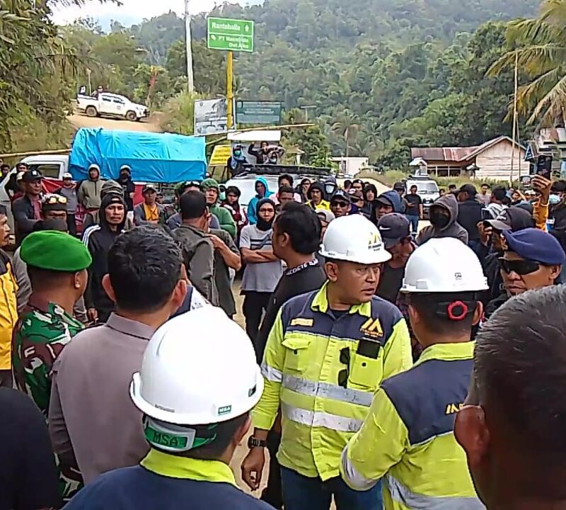 Aliansi Anak Adat Ranteballa Blokade Jalan Masuk PT. Masmindo di Luwu