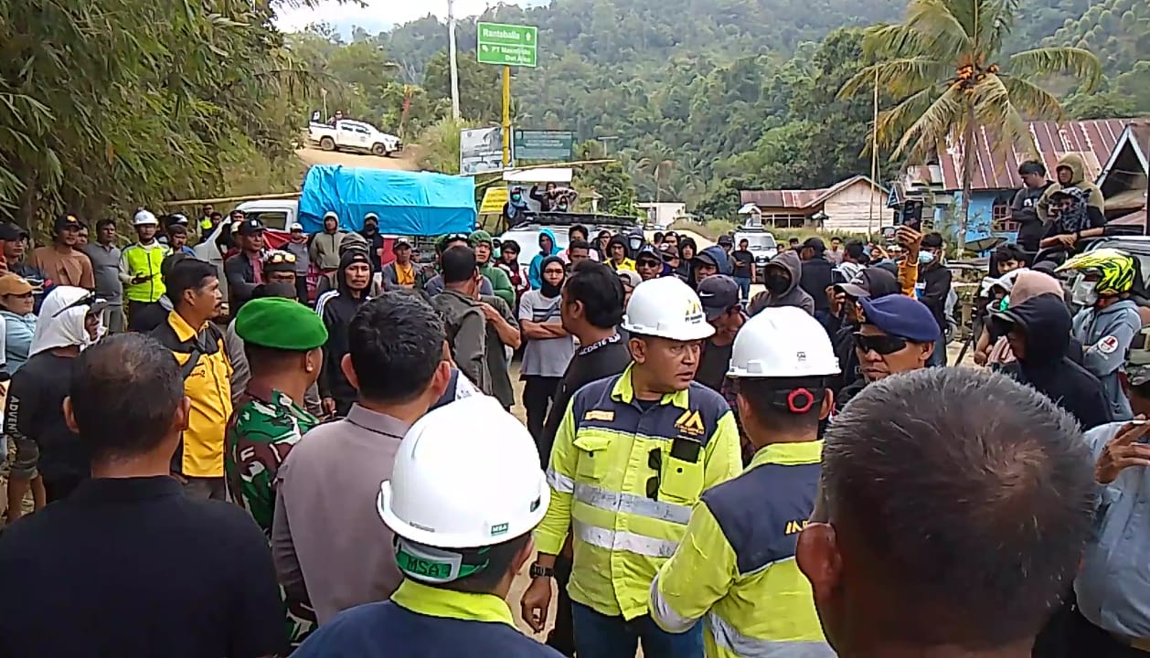 Aliansi Anak Adat Ranteballa Blokade Jalan Masuk PT. Masmindo di Luwu