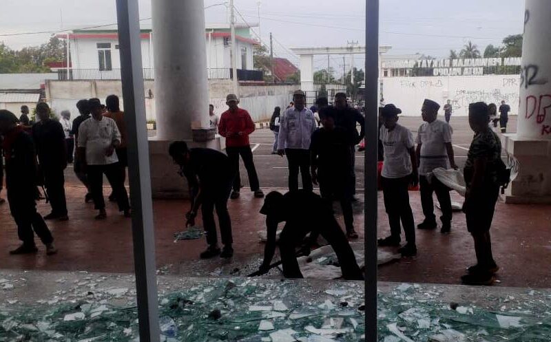 Sejumlah Elemen Gelar Aksi Bersih Kantor DPRD Palopo