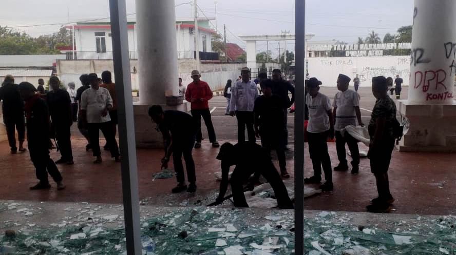 Sejumlah Elemen Gelar Aksi Bersih Kantor DPRD Palopo