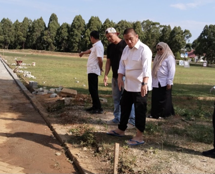 Bupati Lutim Turun Langsung Cek Kesiapan Lokasi Upacara Bendera