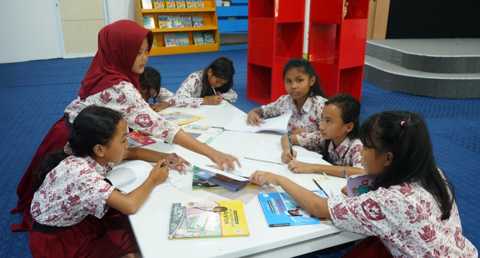 Tumbuhkan Budaya Literasi di Lutim, Dispusipda Kolaborasi dengan Siswa SD