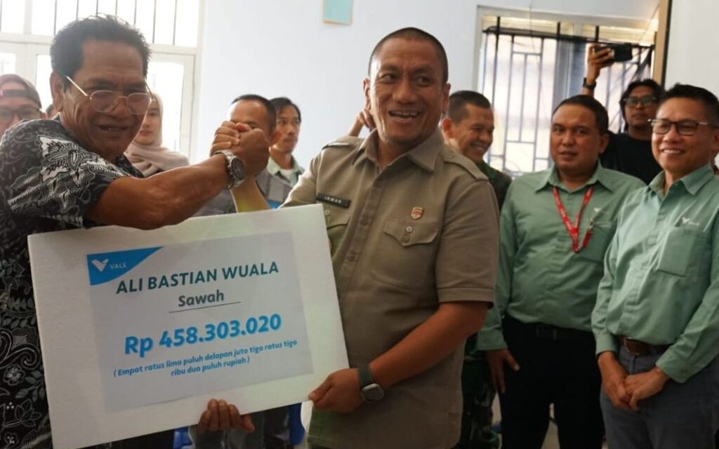 Bupati Lutim Serahkan Kompensasi Kebocoran Minyak PT. Vale kepada Warga