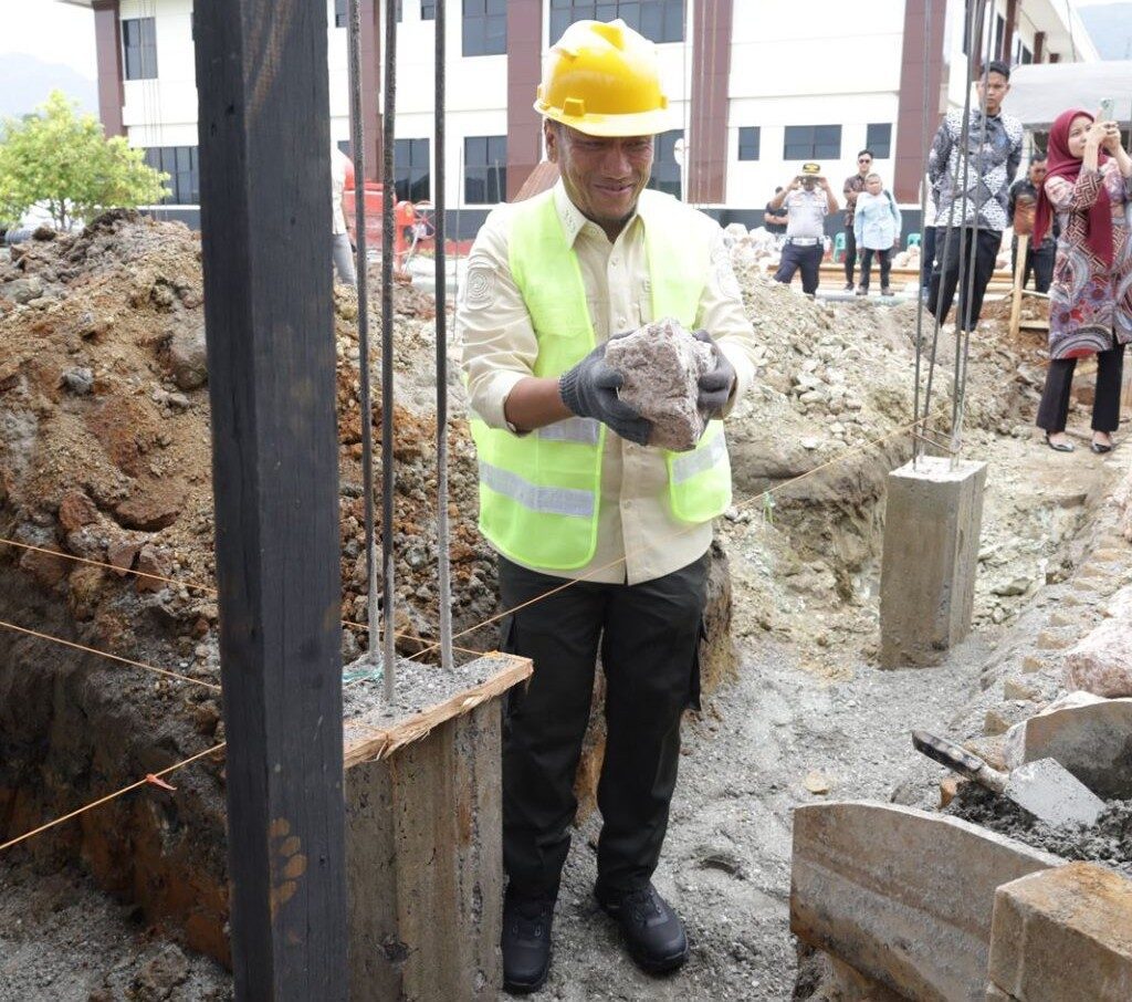 Bupati Lutim Lakukan Peletakan Batu Pertama Kantor Pengadilan Agama