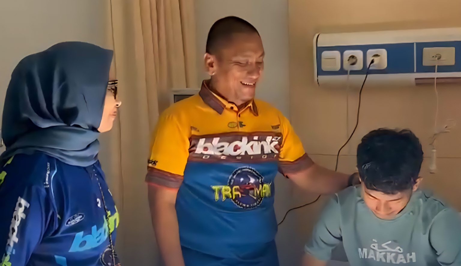 Crash Saat Kualifikasi, Bupati Lutim Jenguk Pembalap Lutim di RSUD NTB