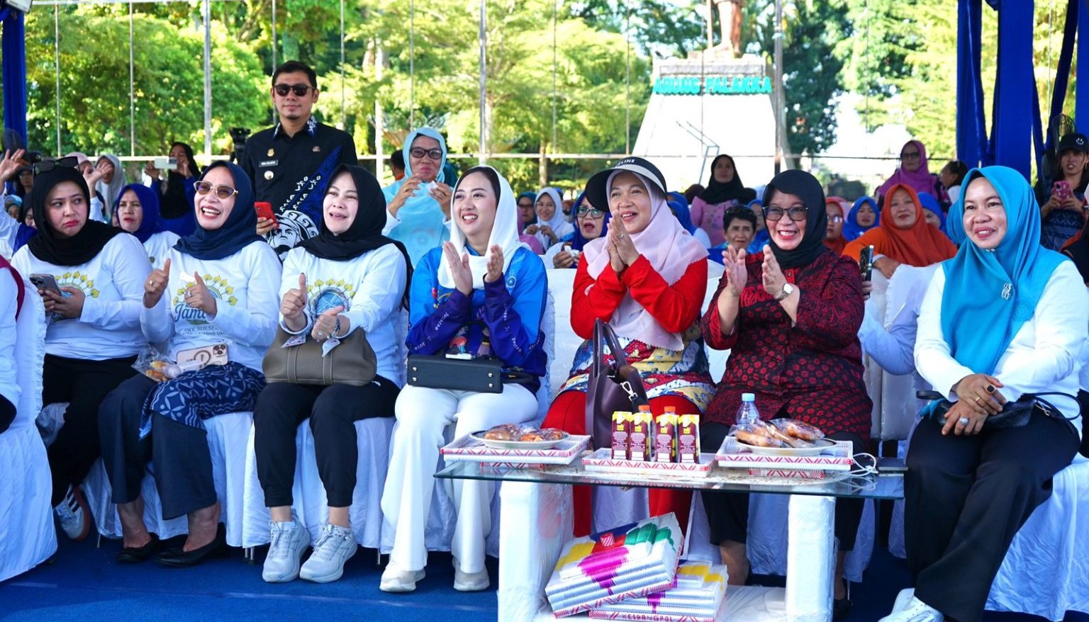 Wabup Lutim Dukung Kader PKK yang Ikut Lomba di Bone Wabup Lutim Dukung Kader PKK yang Ikut Lomba di Bone
