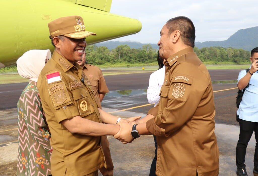 Bupati Lutim Sambut Kedatangan Gubernur Sulteng