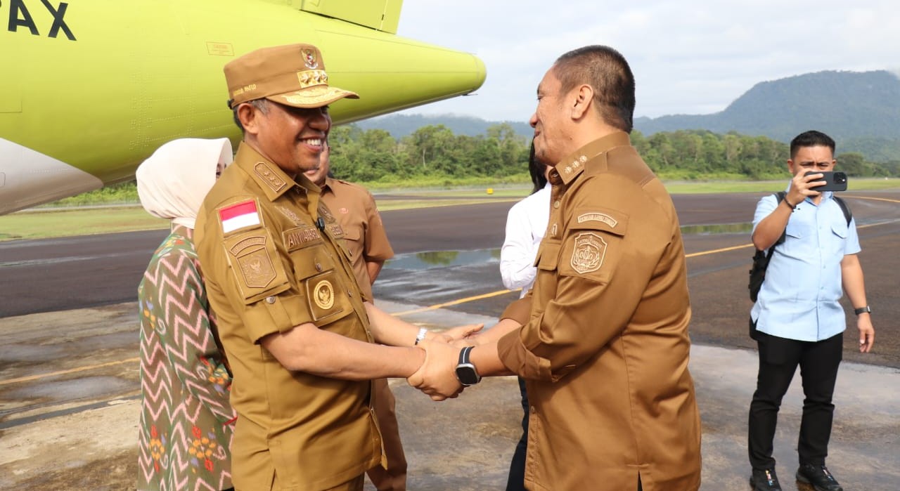 Bupati Lutim Sambut Kedatangan Gubernur Sulteng